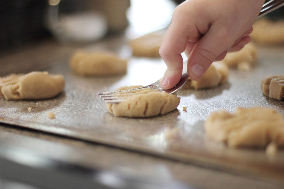 child flatten cookies