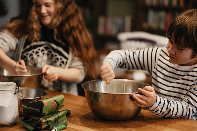 Activities for better mental health: Two teens preparing food Activities for better mental health: Two teens preparing food