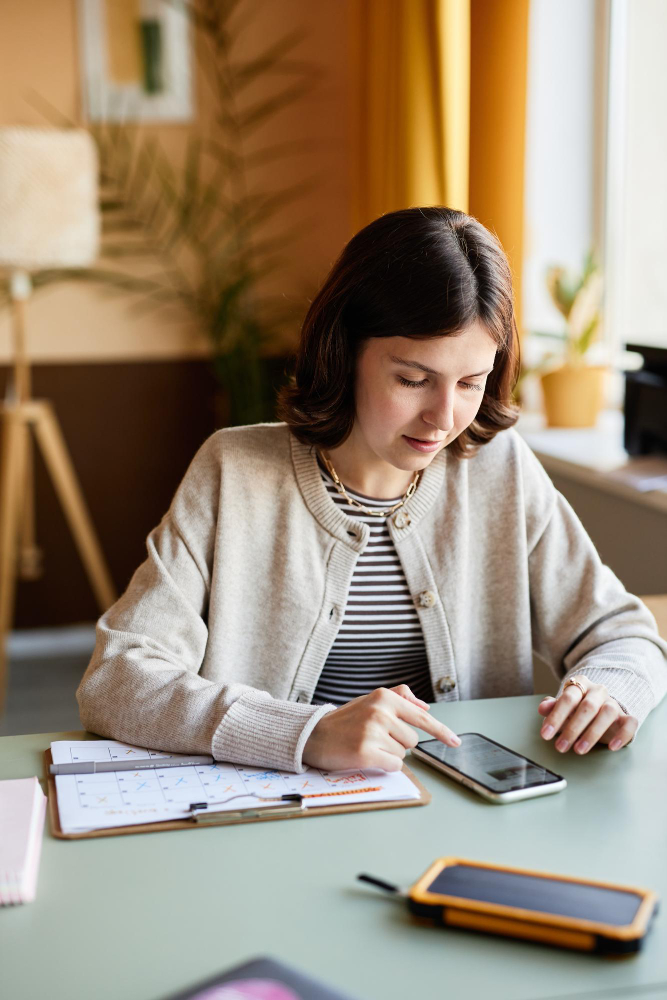 student using app to budget