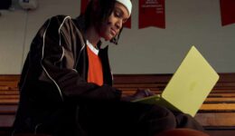 Apple-MacBook-Neo-lifestyle-03SQ