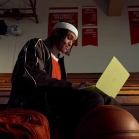 Apple-MacBook-Neo-lifestyle-03SQ