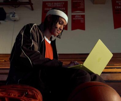 Apple-MacBook-Neo-lifestyle-03SQ