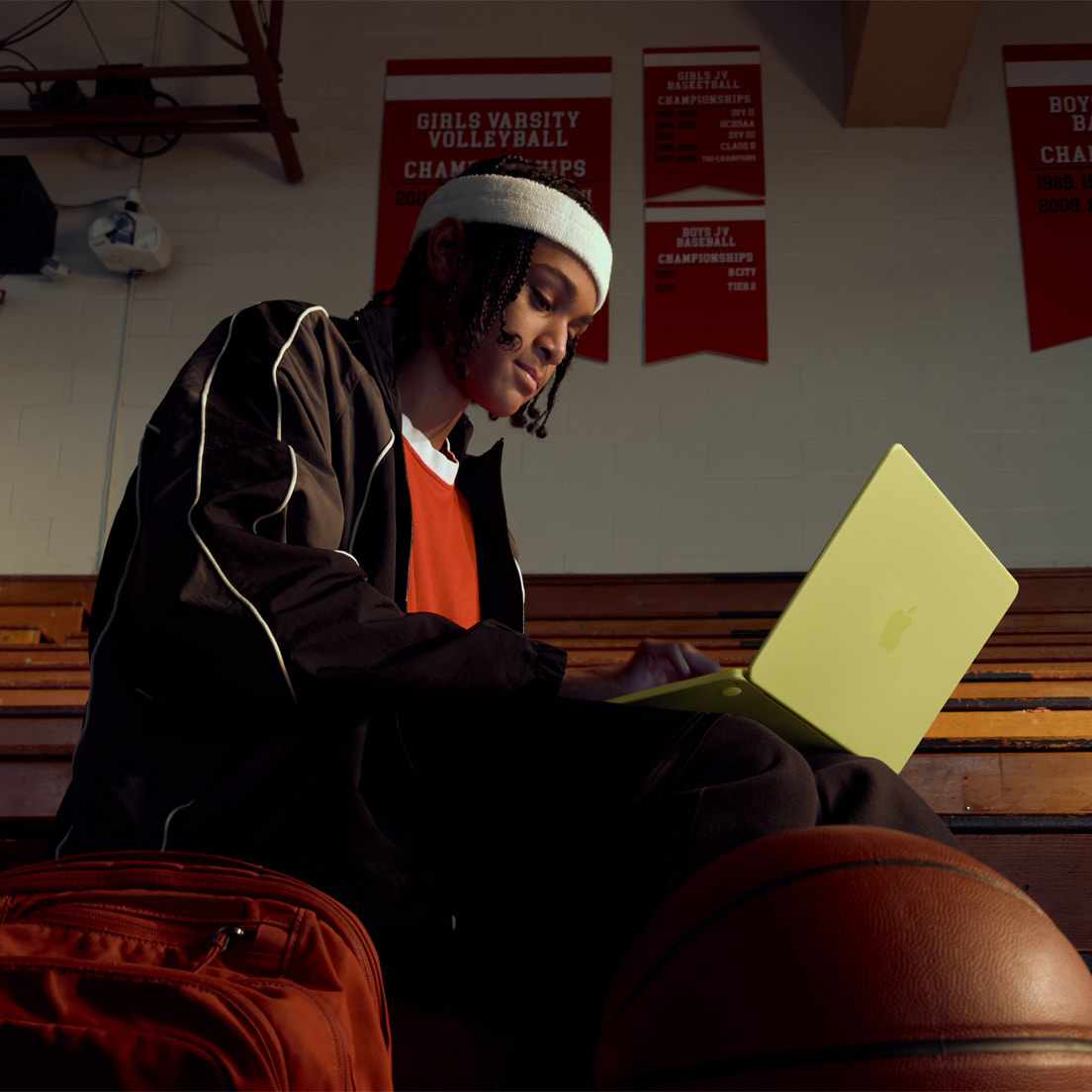 Apple-MacBook-Neo-lifestyle-03SQ