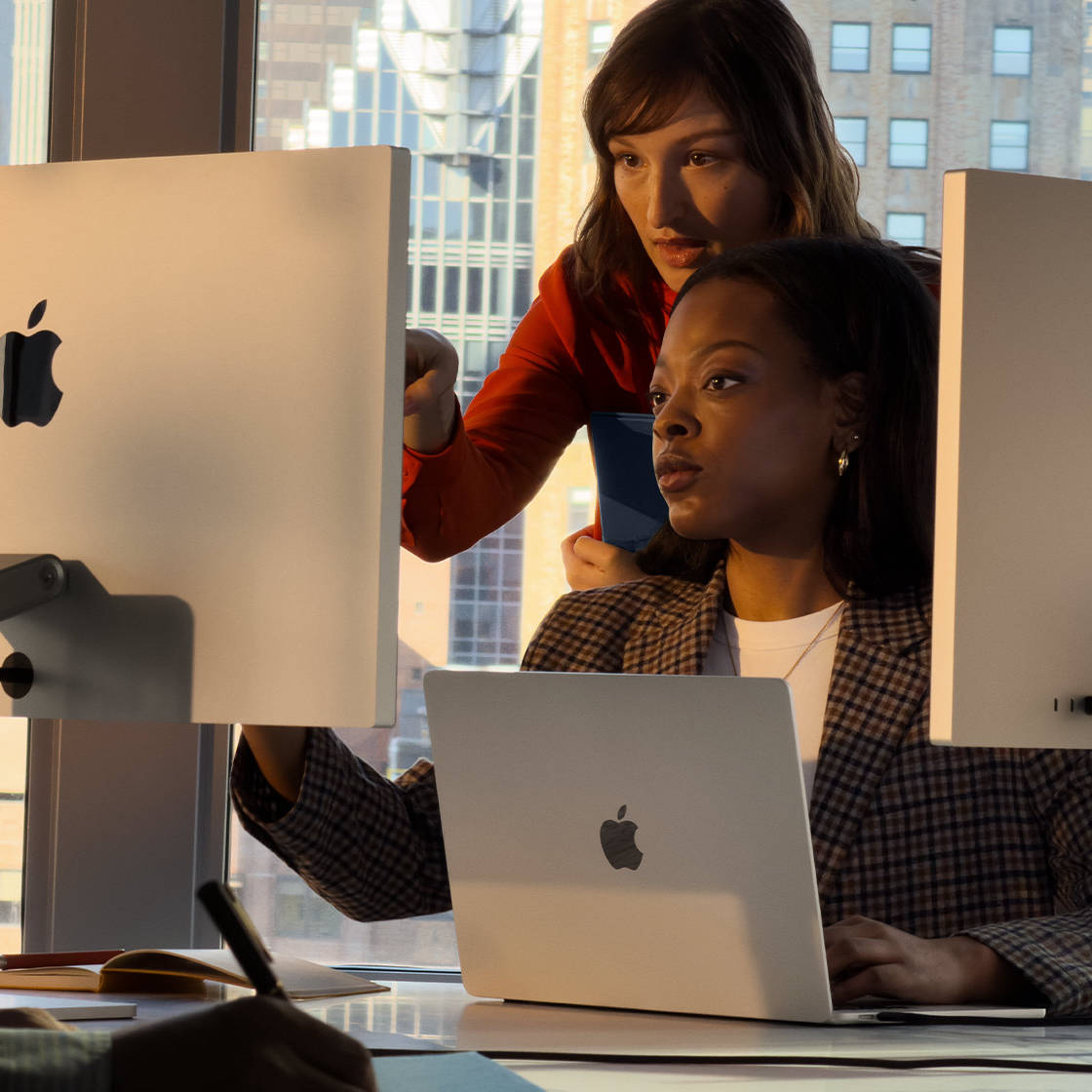 MacBook with M5 Multipe Display Setup SQ