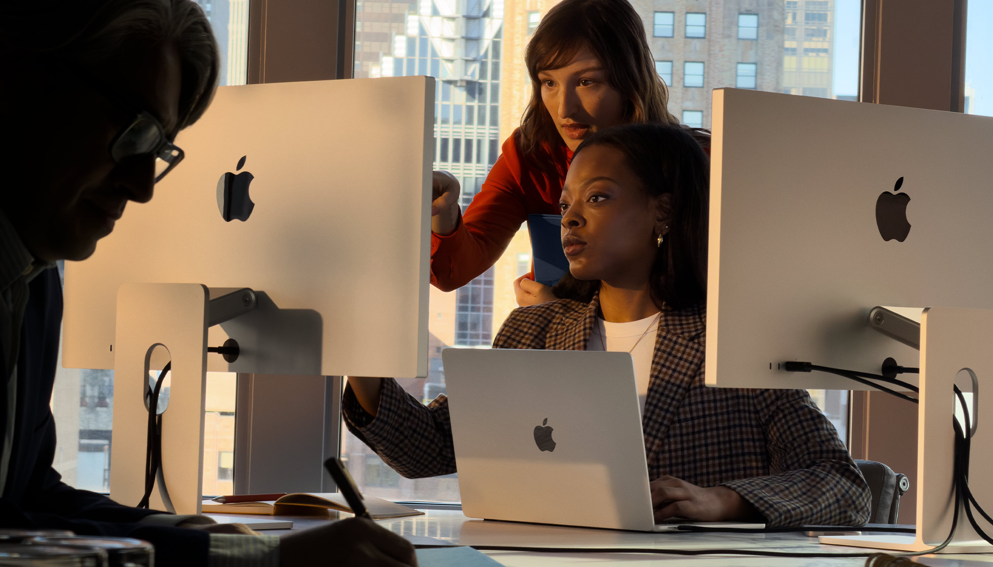 MacBook with M5 Multipe Display Setup